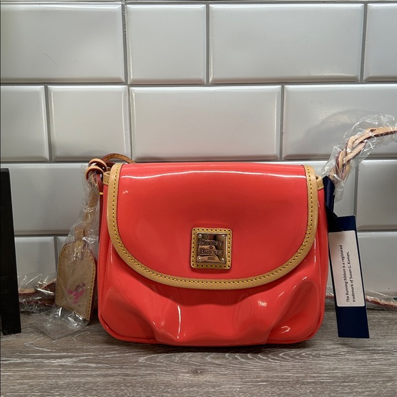 0586.1 NWT Dooney & Bourke Coral Crossbody Bag - Picture 1 of 9